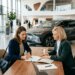Auto-entrepreneur consultant un conseiller financier pour un crédit auto en concession
