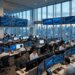 Salle de trading avec ecrans affichant des graphiques boursiers abstraits