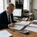 Documents budgétaires et calculatrice pour illustrer les économies publiques de 2026