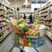 Chariot de supermarché rempli de produits alimentaires en rayon