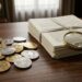 pieces de cryptomonnaie et documents reglementaires europeens sur un bureau
