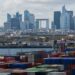Port français et quartier d'affaires pour illustrer les comptes extérieurs