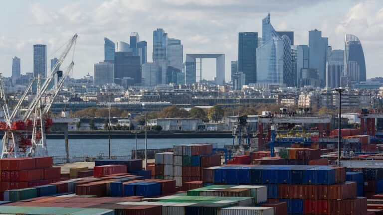 Déficit courant France 2025 Port français et quartier d'affaires pour illustrer les comptes extérieurs