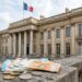 Batiment administratif francais avec drapeau tricolore et billets d'euros symbolisant la depense publique