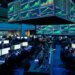 Ecrans de trading affichant des graphiques boursiers en hausse et en baisse