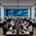 Écrans de trading affichant des courbes boursières en hausse dans un bureau moderne