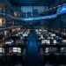 Ecrans de trading affichant des variations boursieres en rouge et vert