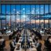 Salle de marché avec visualisation de réseau blockchain et skyline de Tokyo