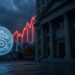 Pièce stablecoin symbolique devant une façade bancaire et une courbe de crise