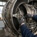 Technicien effectuant la maintenance d'un moteur d'avion civil dans un hangar