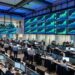 Ecrans de trading affichant des indices boursiers en forte hausse