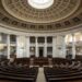 Hémicycle parlementaire russe avec symboles de cryptomonnaie en surimpression