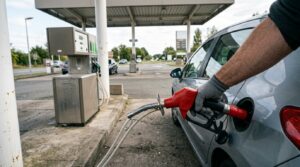 Automobiliste faisant le plein de carburant à une station-service