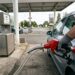 Automobiliste faisant le plein de carburant à une station-service