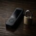 Portefeuille matériel crypto et cadenas symbolisant la sécurité des actifs numériques
