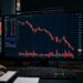 Ecran de trading affichant un graphique crypto en baisse marquant les sorties ETF