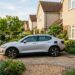 Voiture électrique branchée sur une borne de recharge résidentielle le matin