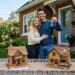 Couple tenant les clés d'une maison avec deux maquettes symbolisant un achat-revente immobilier