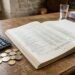Documents budgétaires et calculatrice illustrant le débat sur une année blanche 2027
