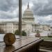 Capitole américain et pièce de bitcoin symbolisant le vote du Clarity Act