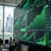 Écrans de trading affichant des courbes boursières en forte hausse