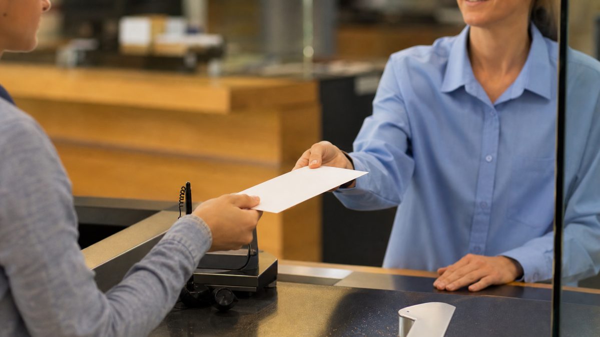 Loi Hamon assurance emprunteur : est-elle encore valable en 2026 ? 4 Personne remettant une lettre recommandée au guichet de la poste