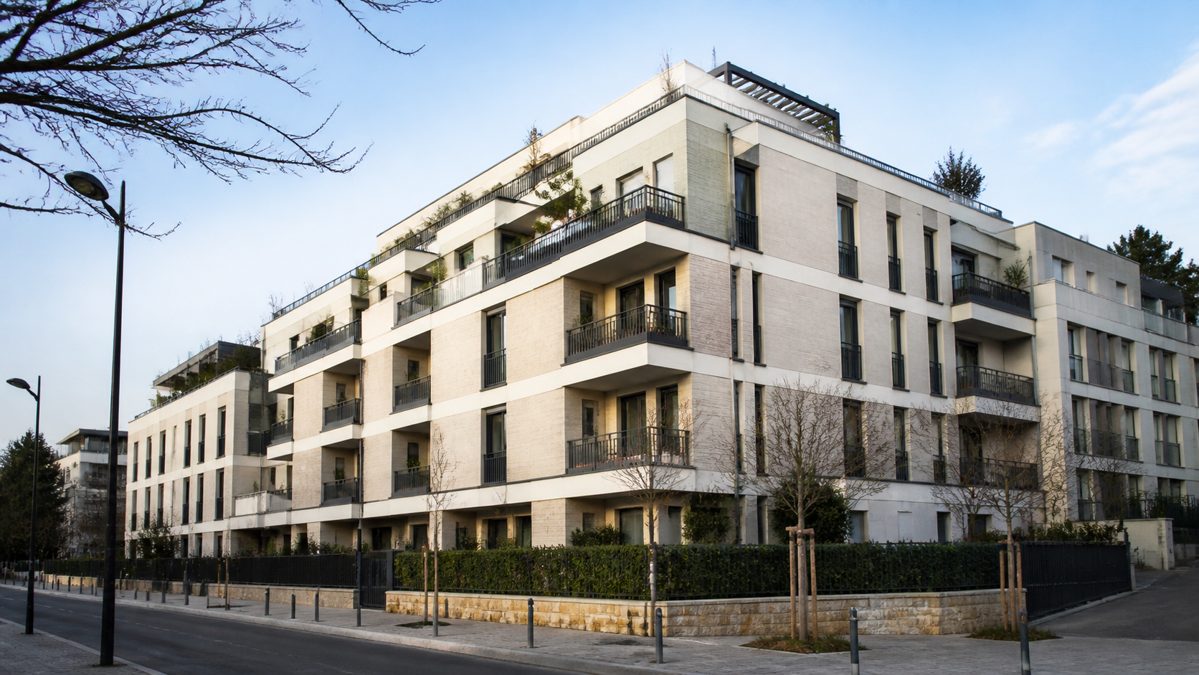 Prêt à taux zéro banque islamique : ce que dit vraiment la finance halal 2 Façade d'un immeuble résidentiel moderne destiné à l'achat