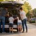 Famille chargeant des valises dans le coffre d'une voiture familiale 7 places