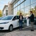 Client recevant les clés d'une voiture électrique en leasing social chez un concessionnaire