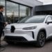 Personne inspectant une voiture hybride avant de signer un contrat de leasing