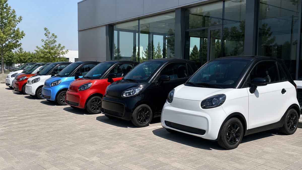 Leasing voiture sans permis : conditions, prix et pièges à éviter 3 Rangée de voitures sans permis neuves garées devant une concession automobile