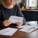 Personne consultant plusieurs courriers de refus de rachat de credit a domicile