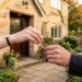 Remise des clés d'une maison entre vendeur et acheteur lors d'une vente immobilière