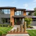 Maison residentielle avec pieces empilees symbolisant des economies