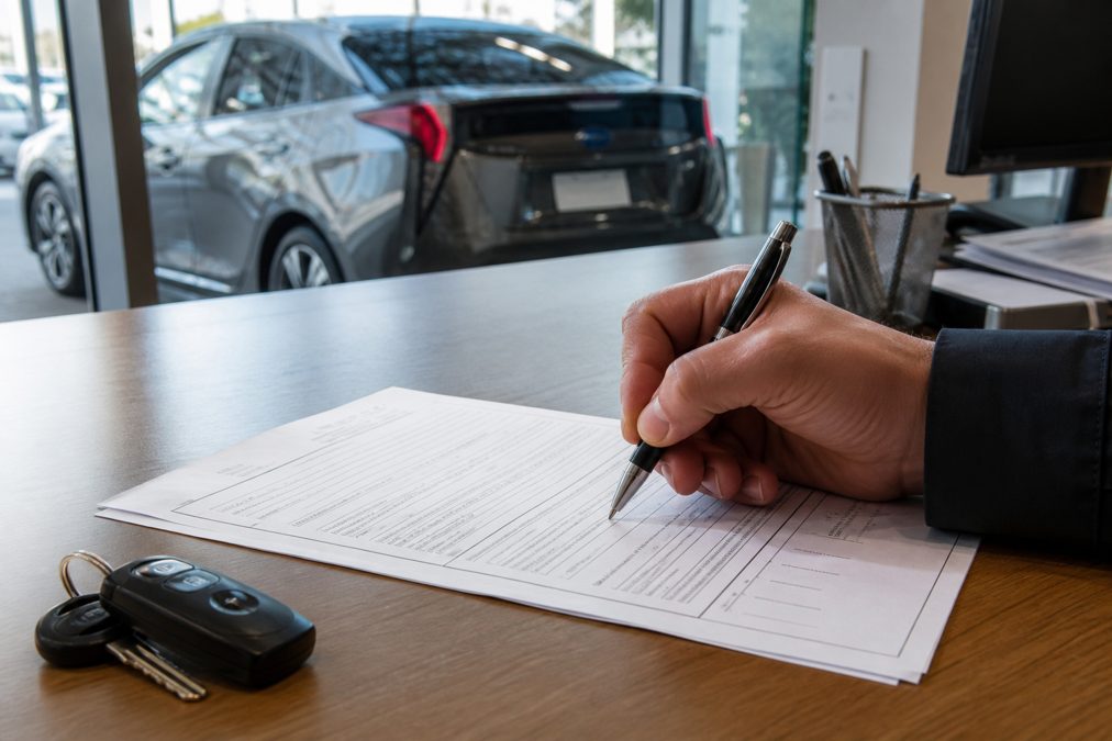 Leasing voiture hybride : mensualités, aides et pièges à éviter 7 Signature d'un contrat de leasing avec les clés d'une voiture hybride sur le bureau