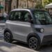 Petite voiture sans permis moderne garée dans une rue en ville