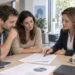 Couple et conseiller bancaire consultant un comparatif de taux de crédit immobilier