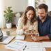 Couple préparant son dossier de crédit immobilier pour un premier achat